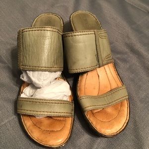 Born Leather size 11 light olive green